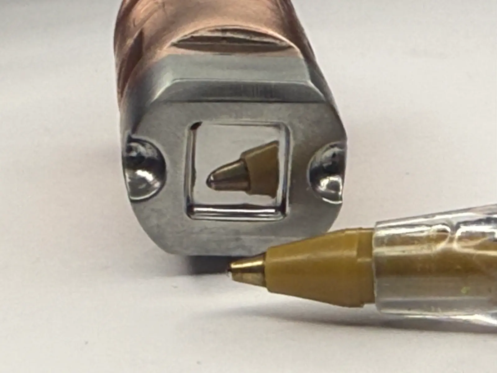 Acabado espejo en electrodo de molibdeno - reflejo de pluma demuestra calidad de superficie - ALCAVIL